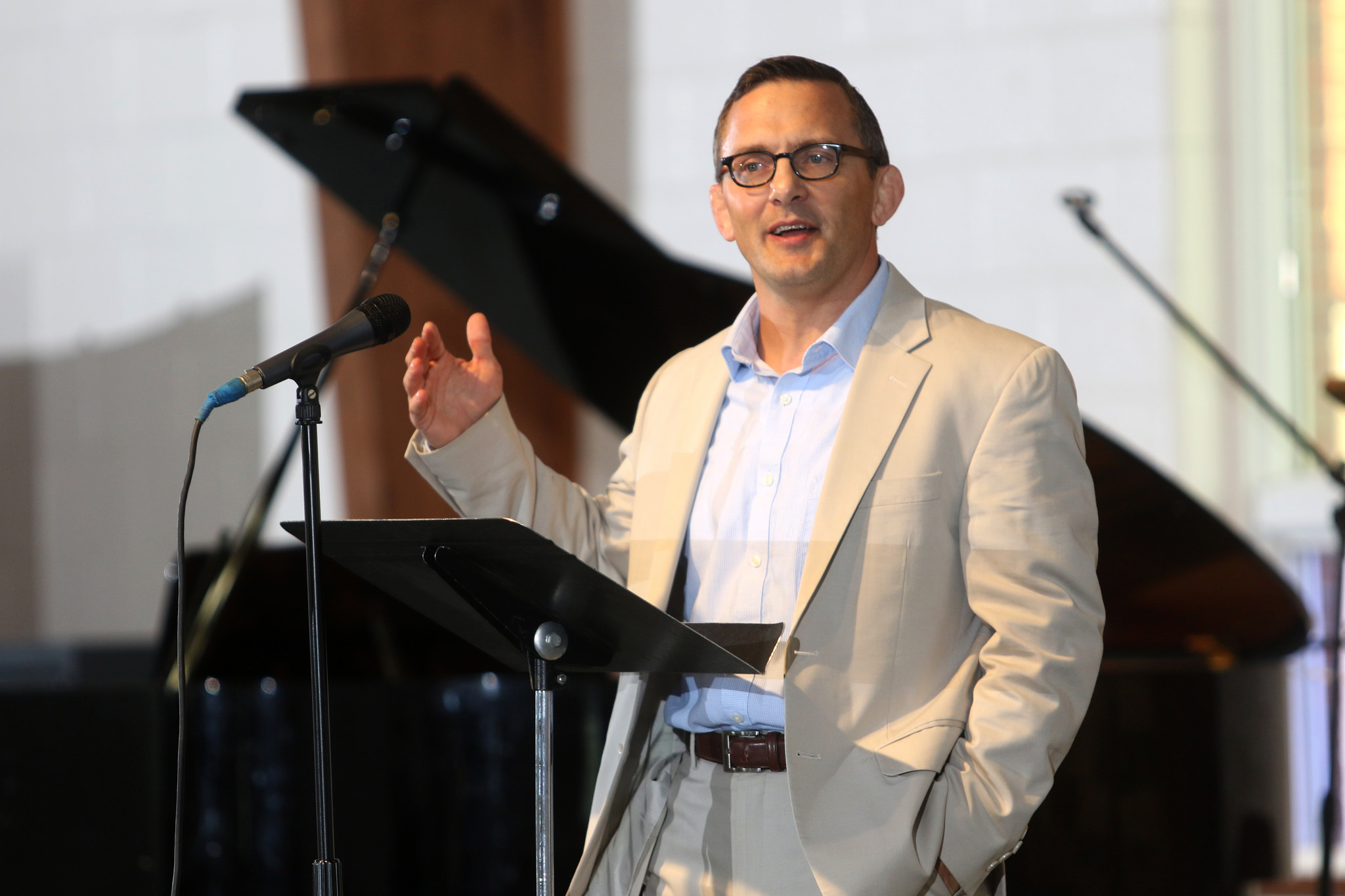 Dernlan talking w hand 2